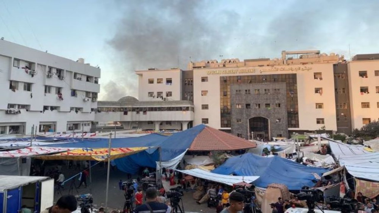 Asap membubung saat pengungsi Palestina berlindung di rumah sakit Al Shifa, di tengah konflik yang sedang berlangsung antara Hamas dan Israel, di Kota Gaza, 8 November 2023. (Dok/Doaa Rouqa/Reuters)