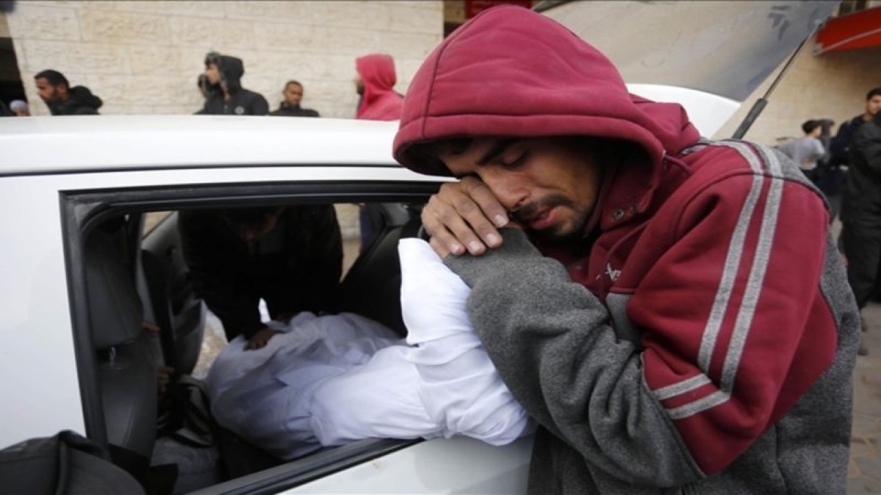 Kerabat almarhum berduka saat jenazah warga Palestina yang tewas dalam serangan Israel di kamp pengungsi Maghazi, dibawa keluar dari kamar mayat Rumah Sakit Martir Al-Aqsa untuk dimakamkan di Deir al Balah, Gaza, 7 Desember 2023. (ANTARA/AA)