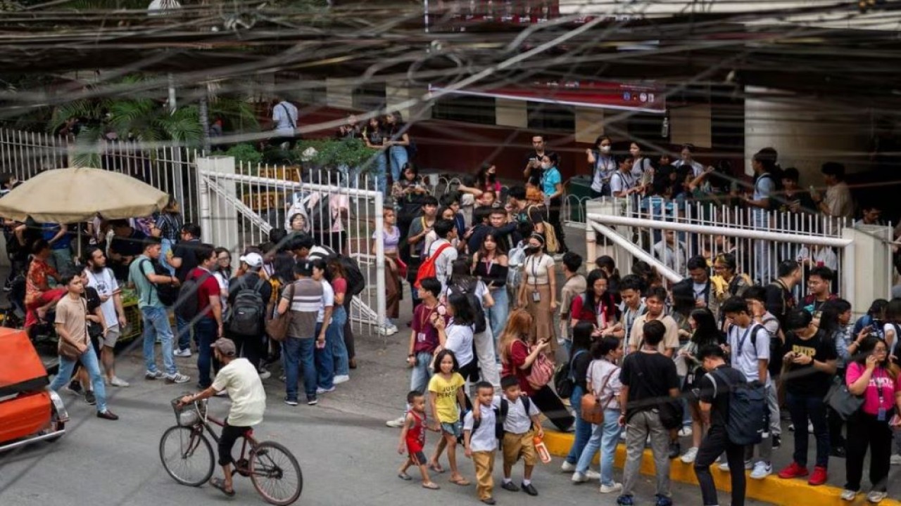 Mahasiswa keluar gedung pasca gempa magnitudo 5,9 mengguncang Manila, Filipina, Selasa (5/12/2023). (Lisa Marie David/Reuters)