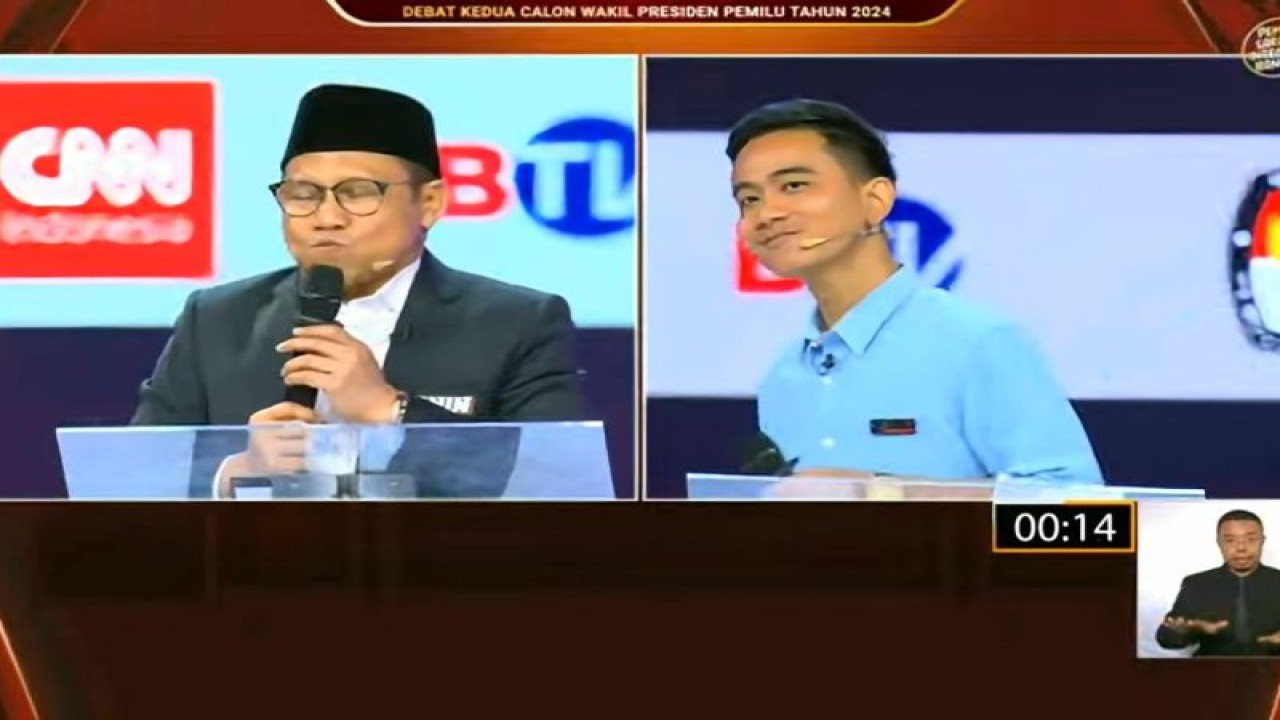 Tangkapan layar - Calon wakil presiden Abdul Muhaimin Iskandar dan Gibran Rakabuming Raka dalam debat kedua Pilpres 2024 di Jakarta Convention Center (JCC), sebagaimana dipantau dari kanal YouTube KPU RI di Jakarta, Jumat (22/12/2023). (ANTARA/ Hana Kinarina)