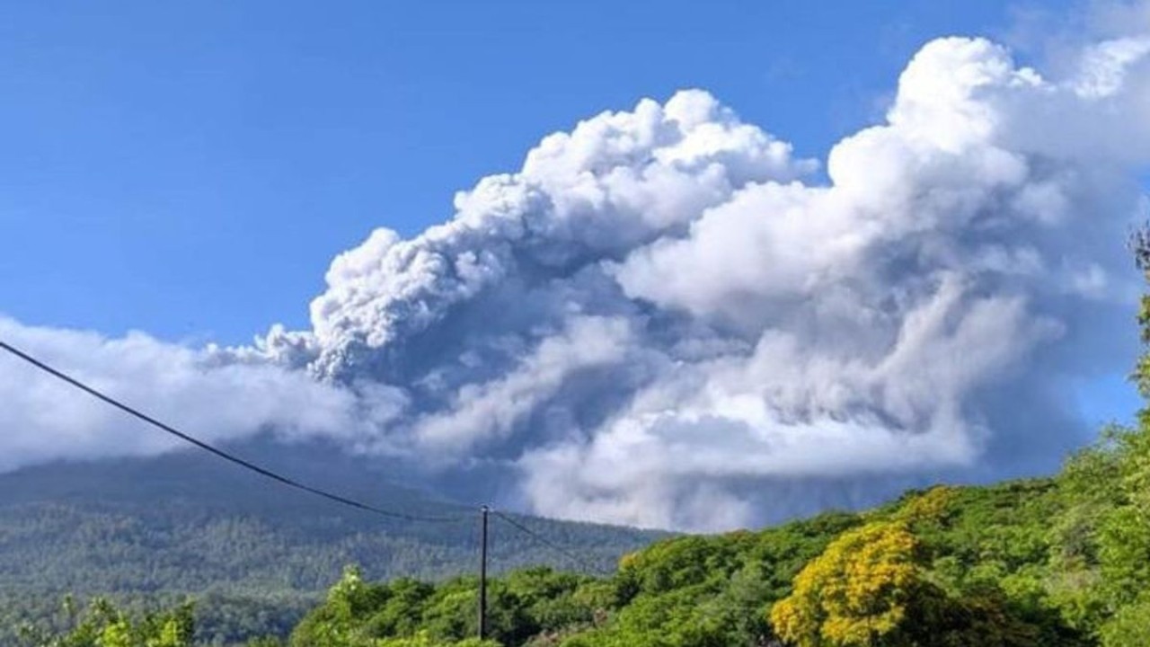 Gunung Lewotobi Laki-laki di NTT mengeluarkan abu vulkanik/ist