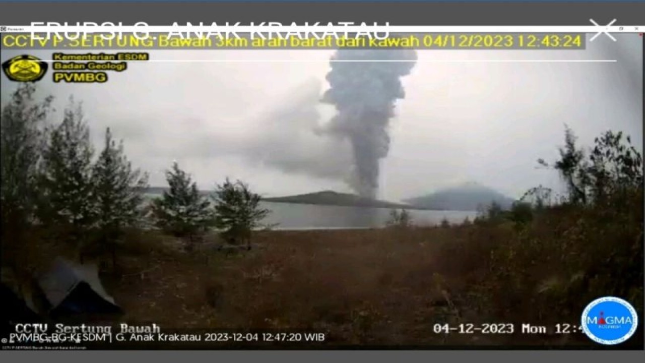 Gunung anak Krakatau dari cctv PVMBG. (ANTARA/HO-PVMBG)