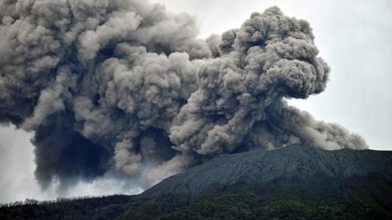 Gunung Marapi erupsi. (Antara)