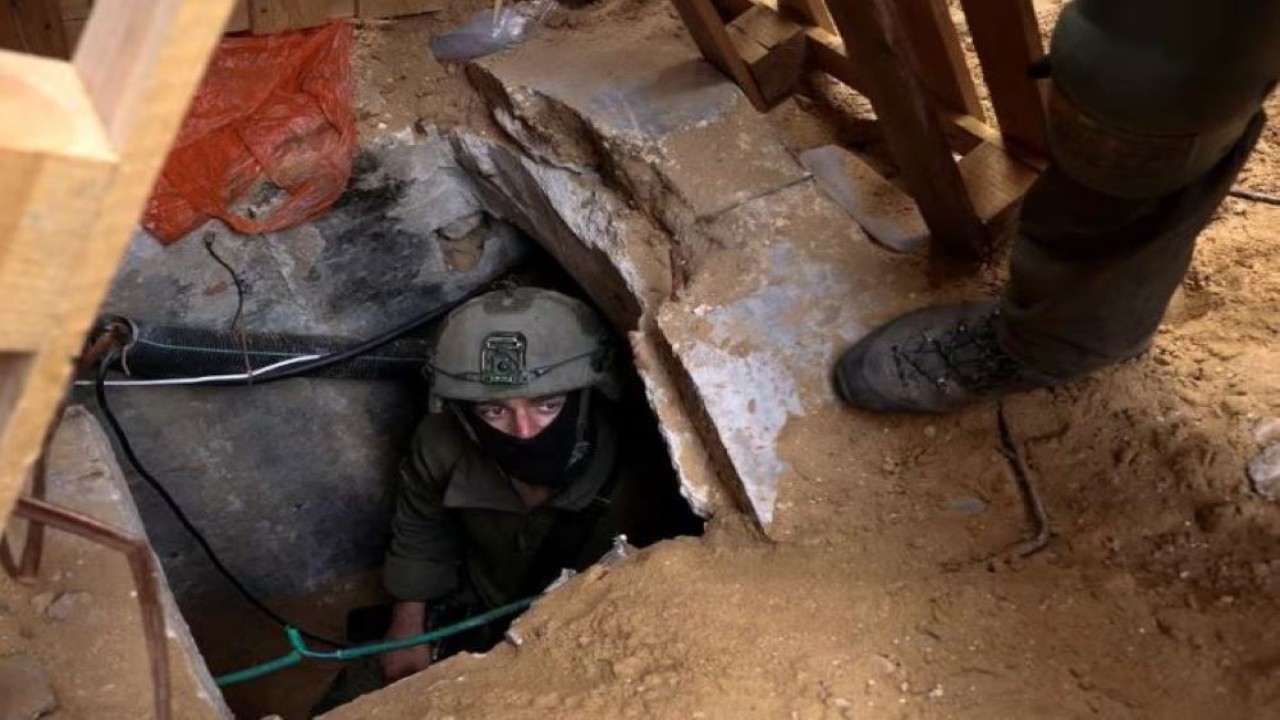 Tentara Israel beroperasi di pembukaan terowongan di kompleks Rumah Sakit Al Shifa di Kota Gaza, di tengah operasi darat tentara Israel yang sedang berlangsung melawan kelompok Islam Palestina Hamas, di Jalur Gaza, 22 November 2023. (Dok/Ronen Zvulun/Reuters)