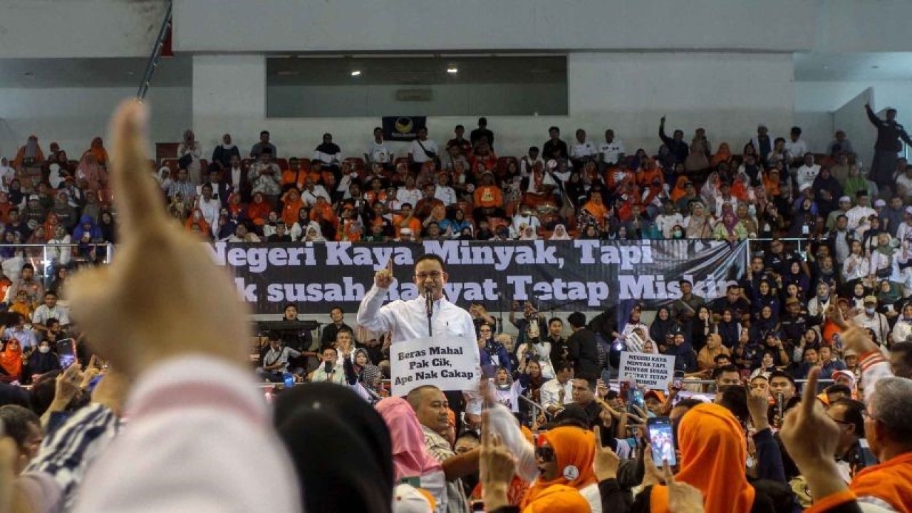 Capres nomor urut 1 Anies Baswedan (tengah) saat berkampanye menyampaikan pidato politiknya di Gelanggang Remaja di Kota Pekanbaru, Riau, Rabu (13/12/2023). (ANTARA FOTO/Rony Muharrman/YU)