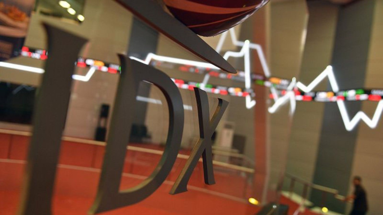 Ilustrasi - Karyawan melintas di dekat monitor pergerakan Indeks Harga Saham Gabungan (IHSG) di Bursa Efek Indonesia, Jakarta. ANTARA FOTO/Sigid Kurniawan/kye/aa. (ANTARA FOTO/SIGID KURNIAWAN)