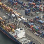 Ilustrasi - Aktivitas petikemas di pelabuhan Tanjung Priok, Jakarta (ANTARA FOTO/Aditya Pradana Putra.)-1702623756