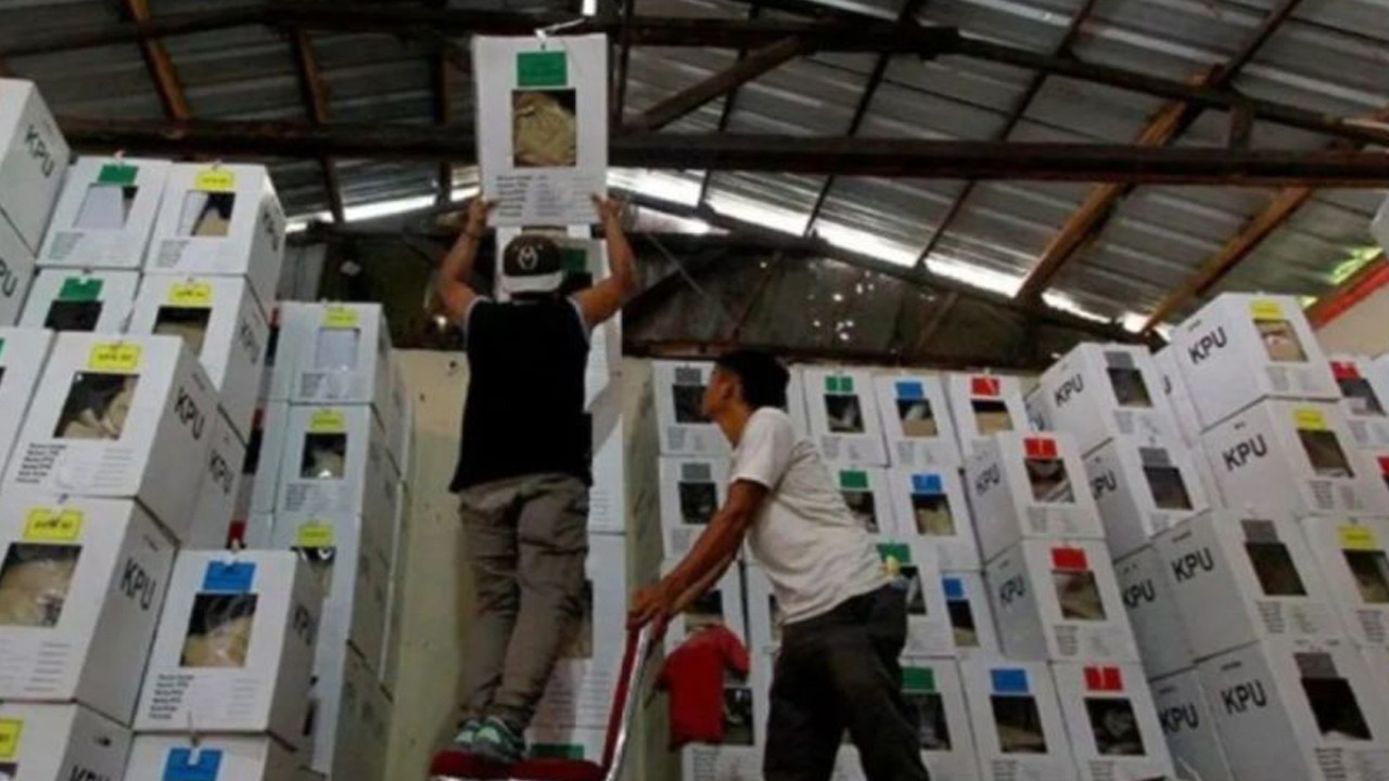Ilustrasi - Pekerja menata logistik kotak suara Pemilu. ANTARA FOTO/Dziki Oktomauliyadi/hp/aa
