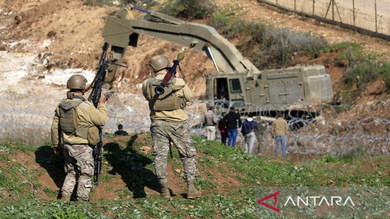 Arsip Foto - Tentara Lebanon mengamati buldoser milik Israel yang sedang digunakan untuk membangun pagar pertahanan dekat perbatasan Lebanon-Israel, Senin (23/1/2023). ANTAR/Xinhua/Ali Hashisho/am.