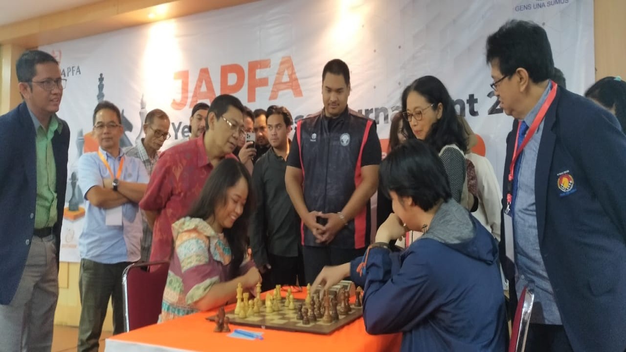 Menpora, Dito Ariotedjo bersama Ketua Umum PB Percasi Grand Master Utut Adianto dan Vice President Head of Social Investment Japfa R Artsanti menyaksikan pertandingan eksibisi catur antara Master Fide (MF) Arif Abdul Hafiz melawan Master Internasional Wanita Diajeng Teresa Singgih pada pembukaan Japfa Year End Chess Tournament di Wisma Kemenpora Jakarta, Sabtu (16/12/2023). 