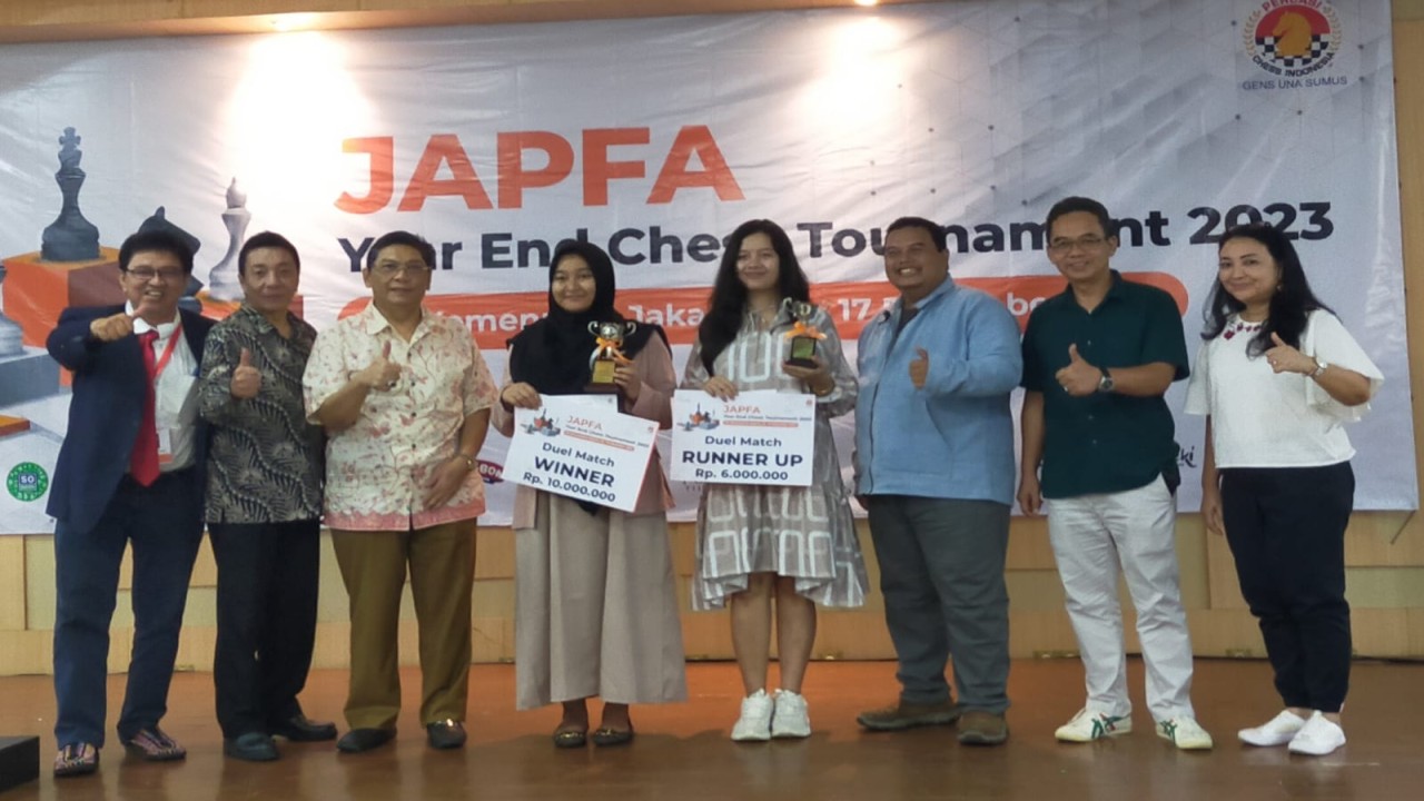 Ketua Umum PB Percasi GM Utut Adianto didampingi Public Relations Manager PT Japfa Agus Mulyono, Sekjen PB Percasi Henry Handratno, Ketua Panitia Nanang Pujalaksana, Humas PB Percasi Urry Kartopati dan Inspektur Pertandingan Hendry Jamal berfoto bersama dua pecatur yang bertanding di kategori Dwi Tarung Japfa Year End Chess Tournament 2023 yaitu Medina Warda Aulia dan Dewi AA Citra di Wisma Kemenpora Jakarta, Minggu (17/12/2023).