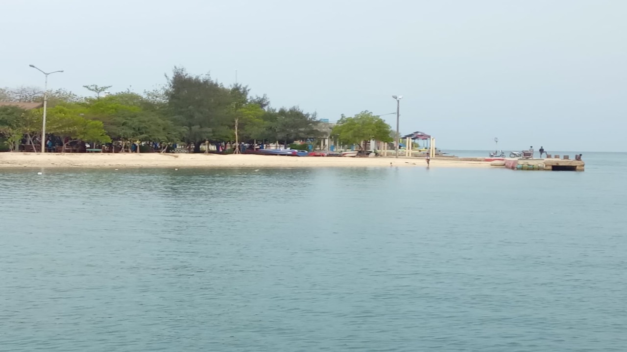 Laut di Pulau Untung Jawa di Kepulauan Seribu tampak bersih usai dilakukan giat membersihkan sampah kiriman yang digagas Kelurahan Pulau Untung Jawa dan Dinas terkait/istimewa