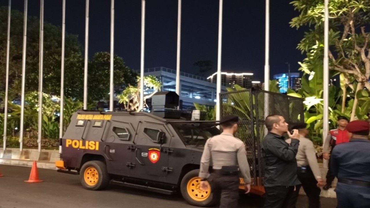 Kendaraan taktis sebagai pengamanan khusus mengantisipasi hal-hal yang tidak diinginkan saat debat perdana Calon Wakil Presiden (Cawapres) Pemilu 2024 di Jakarta Convention Center (JCC) Senayan, Jakarta Pusat, Jumat (22/12/2023). ANTARA/Siti Nurhaliza