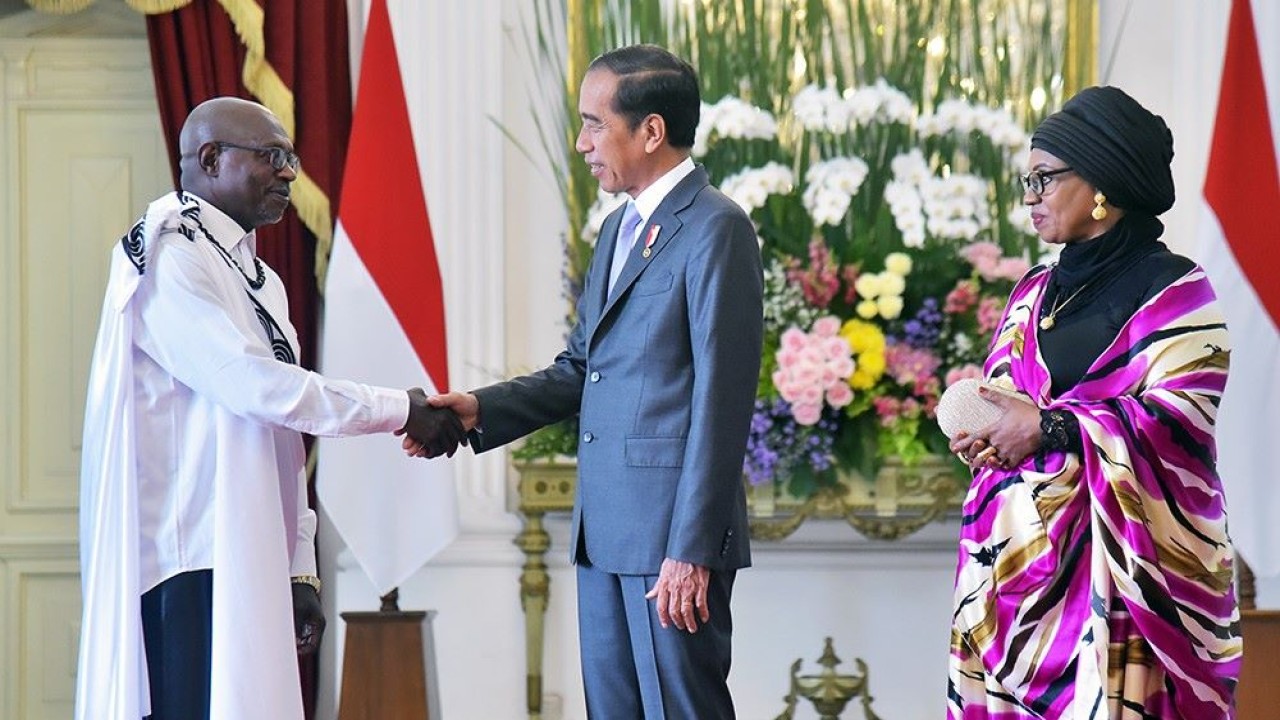 Presiden Jokowi bersama Duta Besar LBBP Designate Resident Republik Rwanda untuk Republik Indonesia Sheikh Abdul Karim Harelimana, di Istana Merdeka, Jakarta, Jumat (08/12/2023). (Humas Setkab/Agung)