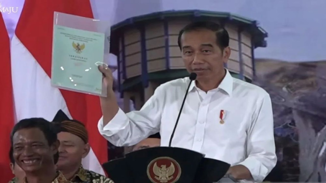 Tangkapan layar - Presiden Joko Widodo dalam acara penyerahan sertifikat tanah untuk rakyat Provinsi Jawa timur di Sidoarjo, Rabu (27/12/2023). ANTARA/Rangga Pandu Asmara Jingga