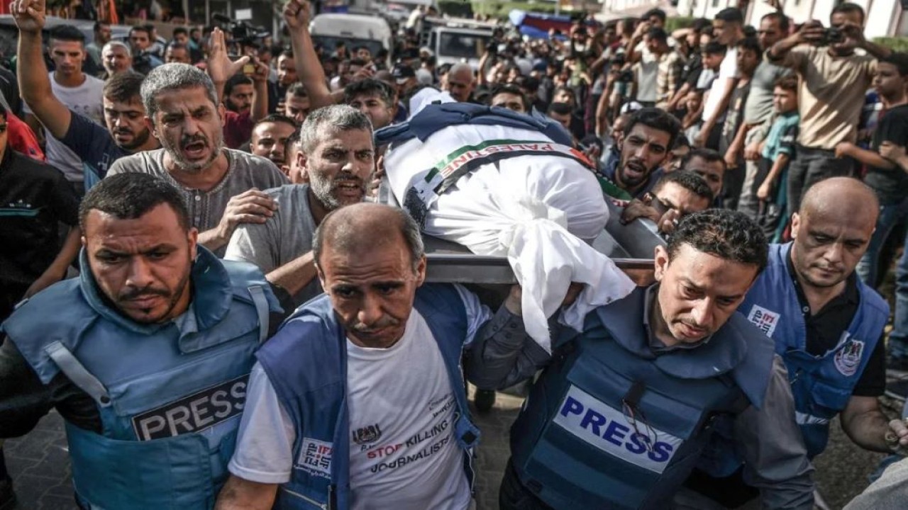 Upacara pemakaman diadakan untuk koresponden TV Palestina Mohammed Abu Hatab. Dia tewas bersama anggota keluarganya dalam serangan udara di rumahnya di Khan Yunis, Gaza, pada 3 November 2023. (Abed Zagout/Anadolu Agency)