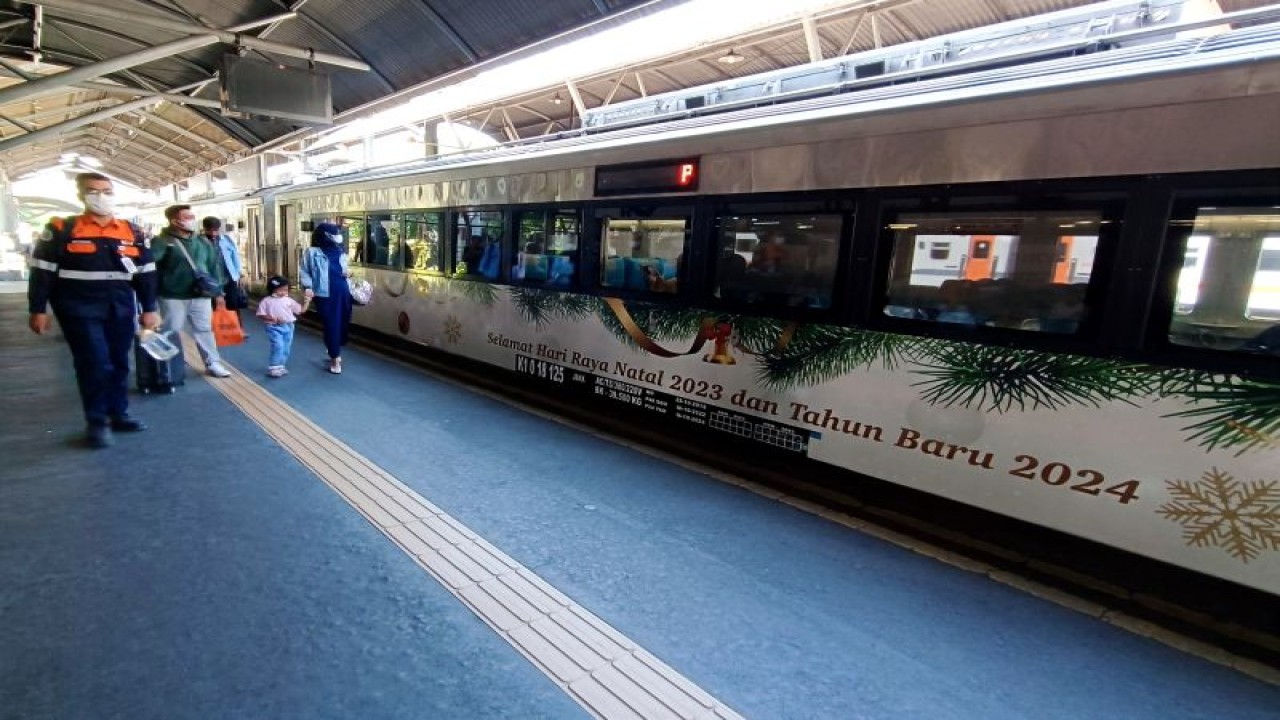 Sejumlah penumpang melintas di sebelah Kereta Api Argo Semeru di Stasiun Gubeng Surabaya. ANTARA/Naufal Ammar Imaduddin