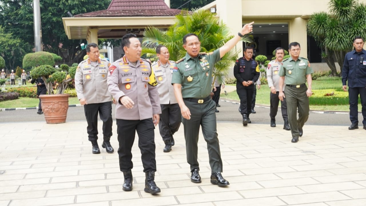 Kapolri Jenderal Listyo Sigit Prabowo bersama Panglima TNI Jenderal Agus Subiyanto.