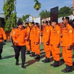 Kepala Basarnas Kendari Muhammad Arafah saat mengecek kesiapan personel. (Antara/HO-Basarnas Kendari)-1702879412