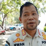 Kepala Satuan Polisi Pamong Praja Kota Mataram Irwan Rahadi. (ANTARA/Nirkomala)-1703061012