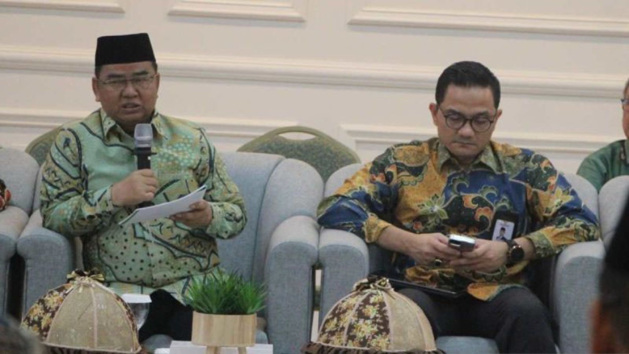 Kepala Kantor Wilayah Kementerian Agama (Kemenag) Sulawesi Selatan Khaeroni (kiri) saat menerima kunjungan kerja rombongan Komisi VIII DPR RI di Makassar, Rabu (6/12/2023). ANTARA/Muh Hasanuddin