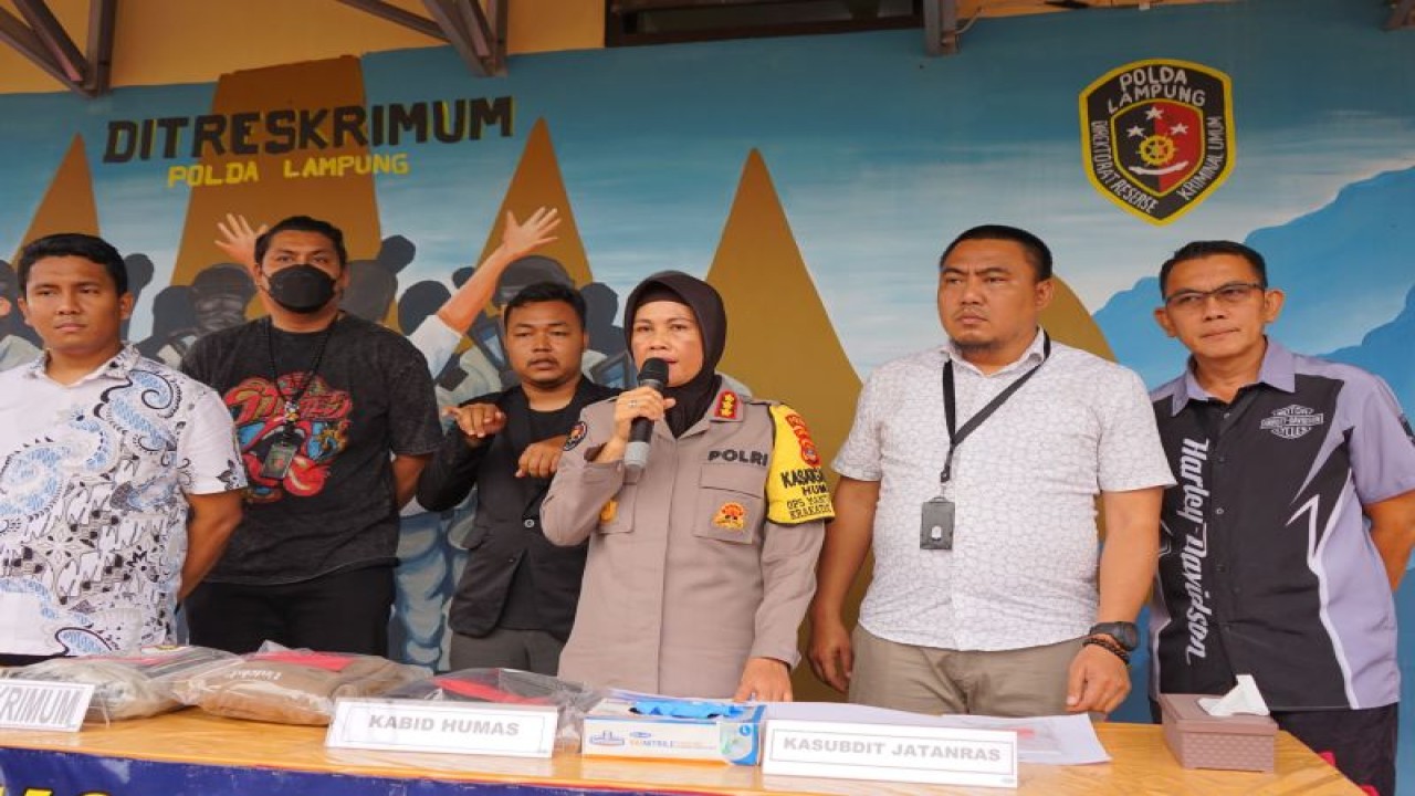Kabid Humas Polda Lampung Kombes Pol Umu Fadilah Astutik, saat memberikan keterangan, di Mapolda Lampung, Jumat, (1/12/2023). (ANTARA/HO-Polda Lampung)