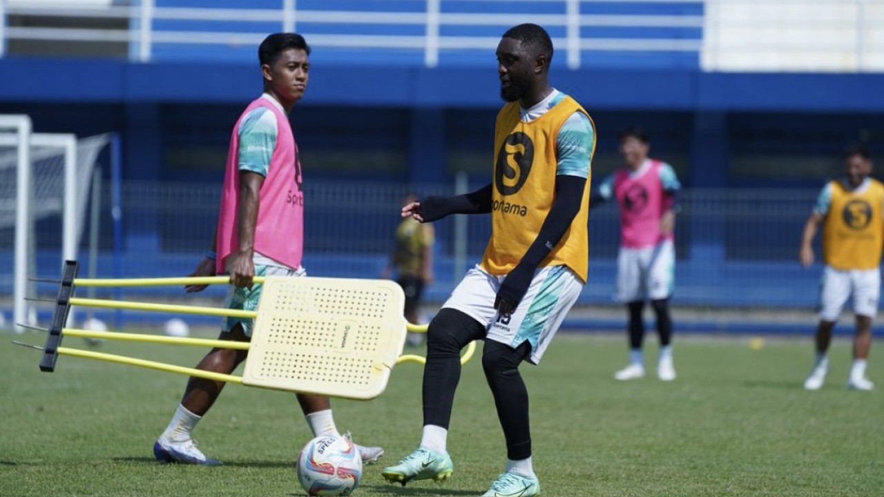 Levy Madinda tak lagi memperkuat Persib Bandung