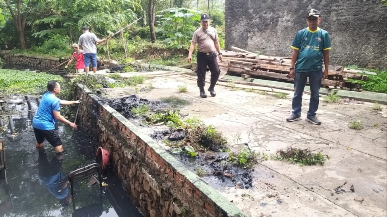 Lurah Sudimara Timur Kamaludin Al Hasani bersama jajaran dan warga melaksanakan kerja bakti serentak/istimewa