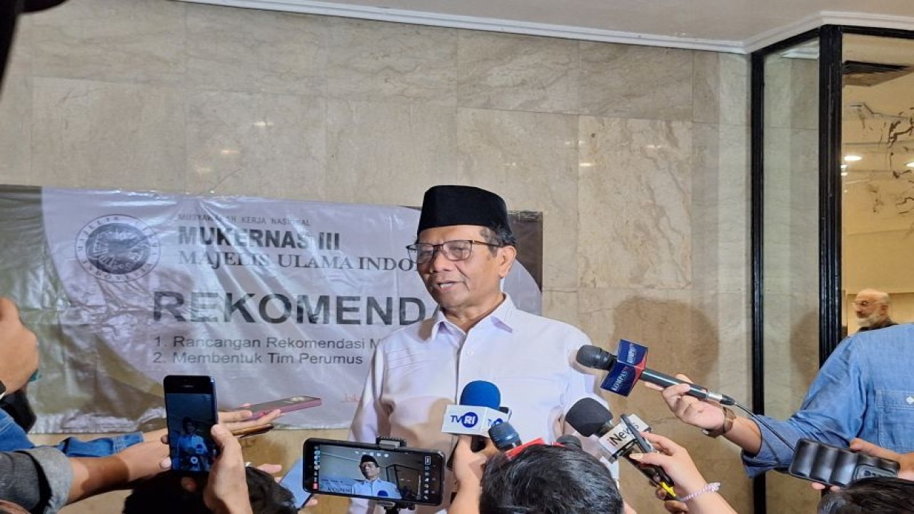 Cawapres Mahfud MD saat menjawab pertanyaan wartawan usai menghadiri Musyawarah Kerja Nasional Majelis Ulama Indonesia di Jakarta Utara, Jumat (1/12/2023). (ANTARA/Fianda Sjofjan Rassat)