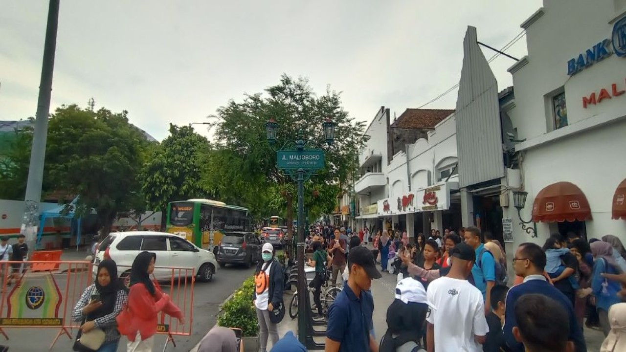 Kawasan Malioboro termasuk yang ramai dikunjungi wisatawan dari berbagai daerah di luar Provinsi Daerah Istimewa Yogyakarta (DIY) selama liburan Natal dan Tahun Baru.