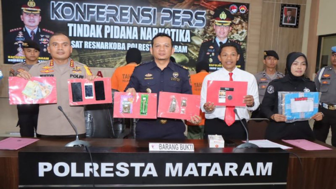 Kapolresta Mataram Kombes Pol. Mustofa (kiri) didampingi jajaran dan Kepala Seksi Penindakan dan Penyidikan Bea Cukai Mataram Obernard (kedua kiri) menunjukkan tiga tersangka berstatus mahasiswa yang terlibat kasus pesan paket ganja dari Prancis dalam konferensi pers di Mataram, NTB, Senin (4/12/2023). (ANTARA/Dhimas B.P.)
