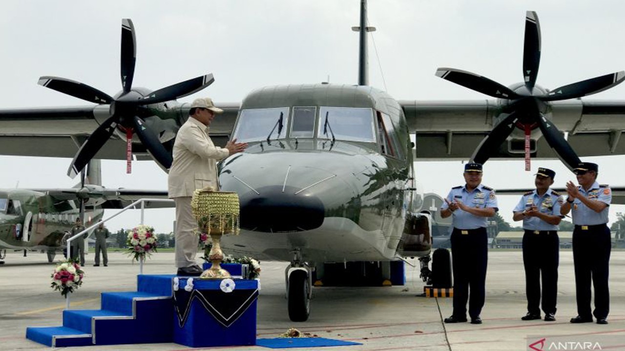 Menhan Prabowo Subianto saat menyiramkan air kembang ke moncong pesawat NC-212i pada acara penyerahan lima unit NC-212i dari Kemhan ke TNI Angkatan Udara di Base Ops Pangkalan Udara Halim Perdanakusuma, Jakarta, Selasa (12/12/2023). (ANTARA/Genta Tenri Mawangi)