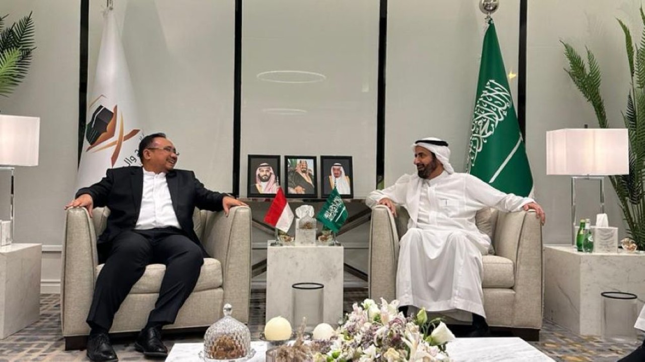 Menteri Agama Yaqut Cholil Qoumas bertemu dengan Menteri Haji dan Umrah Arab Saudi Taufiq F Al Rabiah di Jeddah, Arab Saudi, Minggu (17/12/2023). (Istimewa/Kemenag)