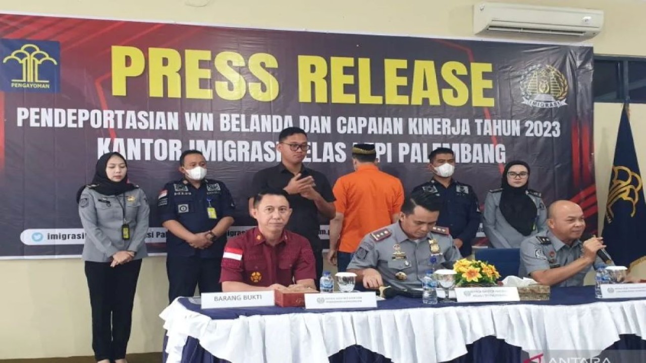 Kepala Kantor Imigrasi Kelas I TPI Palembang Mohammad Ridwan memberikan keterangan kegiatan pendeportasian WNA. (ANTARA/Yudi Abdullah/23)