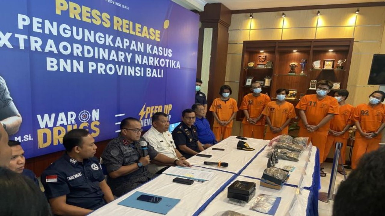BNNP Bali saat menjelaskan pengungkapan kasus narkotika sepanjang November-Desember 2023 dengan menghadirkan pelaku di Denpasar, Kamis (28/12/2023). ANTARA/Ni Putu Putri Muliantari