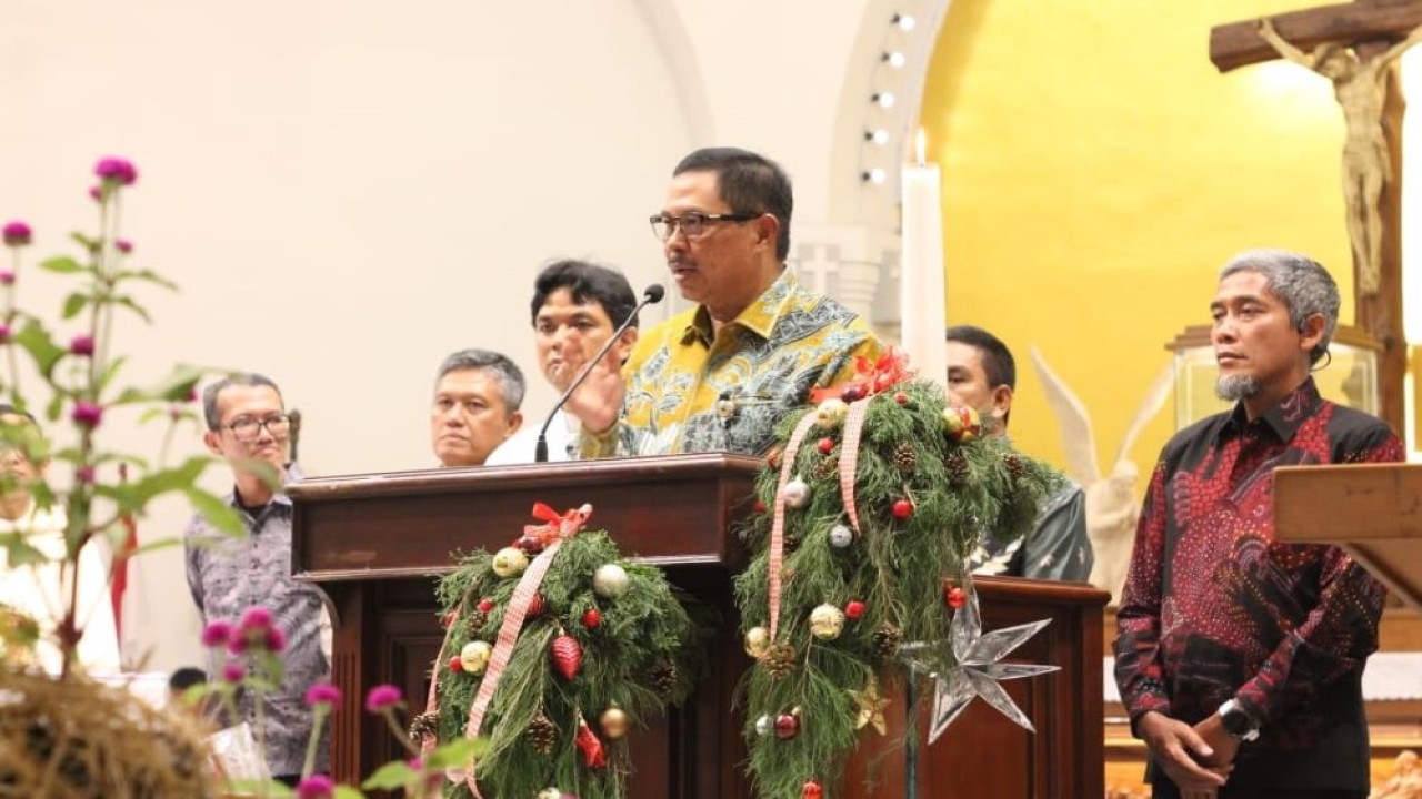 Penjabat (Pj) Gubernur Jawa Tengah Nana Sudjana meninjau pelaksanaan ibadah Natal, sekaligus bersilaturahmi dengan jemaat di GKI Beringin dan Gereja Katedral, Semarang, pada Minggu (24/12/2023). (Istimewa/Diskominfo Jateng)