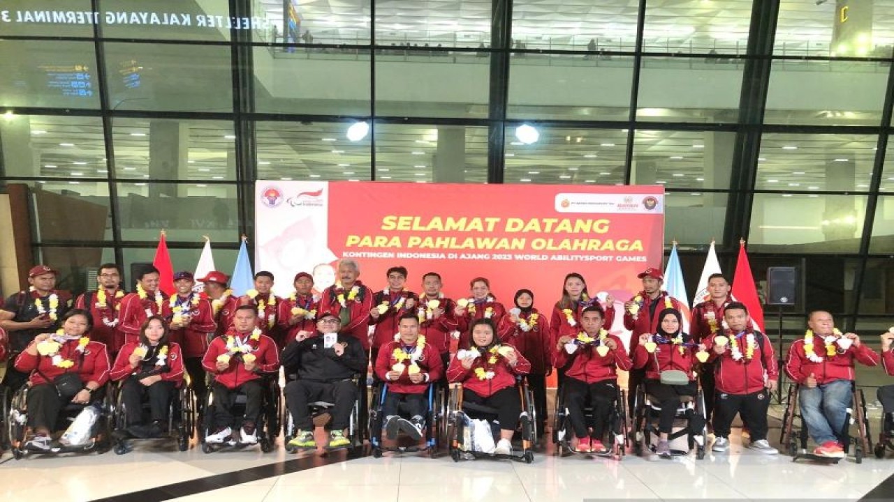 Kontingen para atlet Indonesia berpose memamerkan medali di Terminal 3 Bandara Internasional Soekarno-Hatta, Tangerang, Banten, Sabtu malam (9/12/2023) setelah menjadi runner-up dalam World Abilitysport Games (WAG) 2023 di Nakhon Ratchasima, Thailand. (ANTARA/Zaro Ezza Syachniar)
