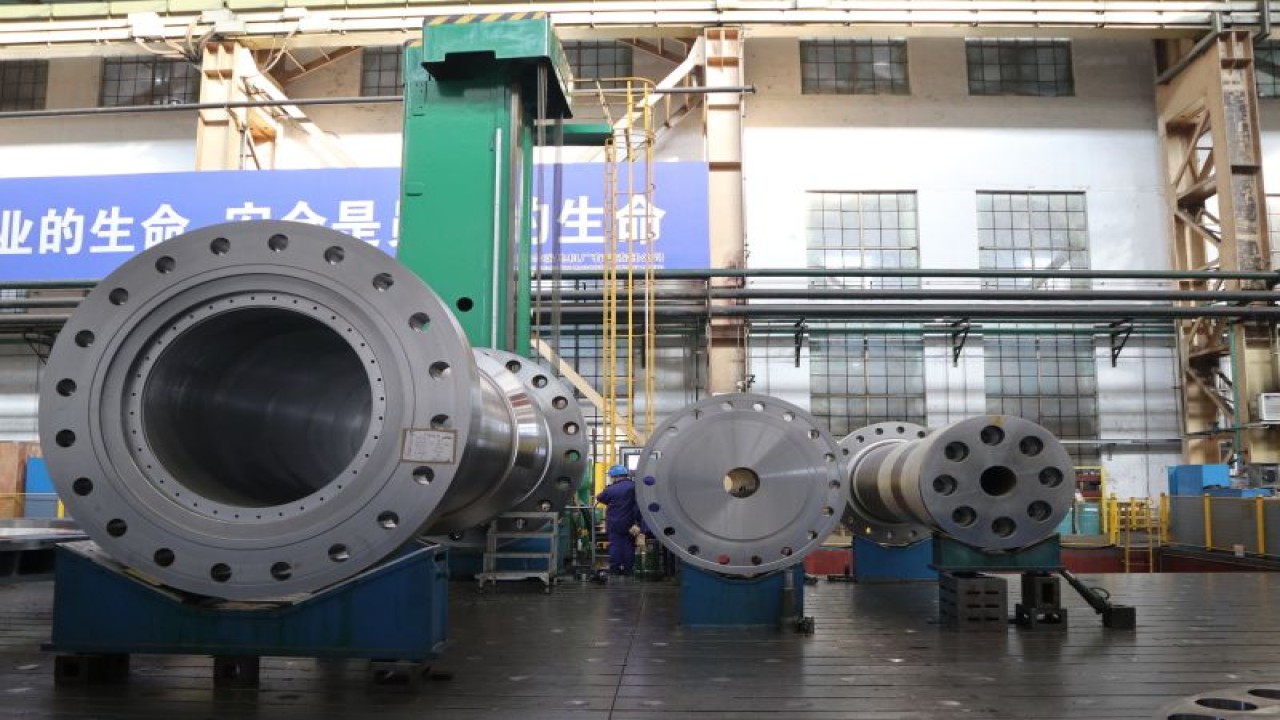 Pekerja mengecek produk di pabrik Harbin Electric Corporation (HE) di Kota Harbin, Provinsi Heilongjiang, China pada 20 Desember 2023. ANTARA/Desca Lidya Natalia