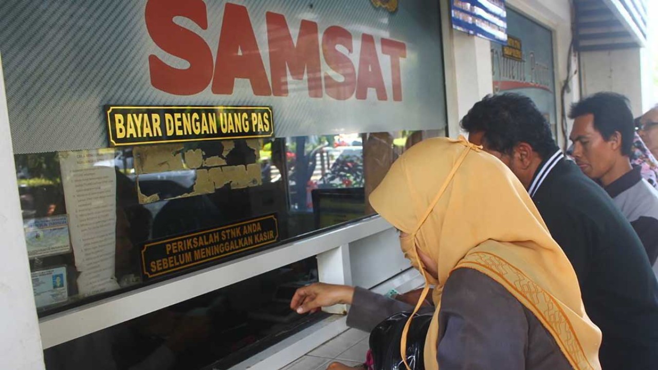 Masyarakat mengurus pajak kendaraan di Kantor Samsat/ist 