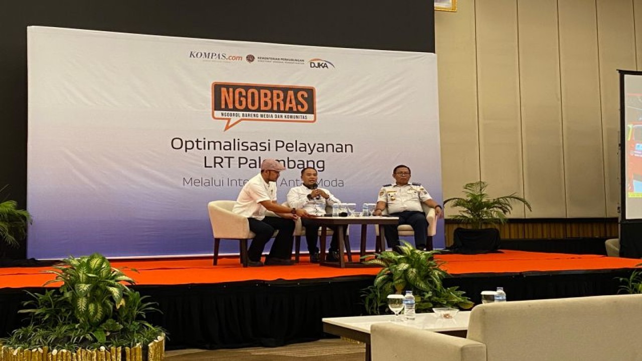 Kepala Balai Pengelola Kereta Api Ringan Sumatera Selatan Rode Paulus G.P (tengah) dalam Ngobras “Optimalisasi Pelayanan LRT Palembang” di Palembang, Rabu (6/12/2023). (ANTARA/Ade Irma Junida)