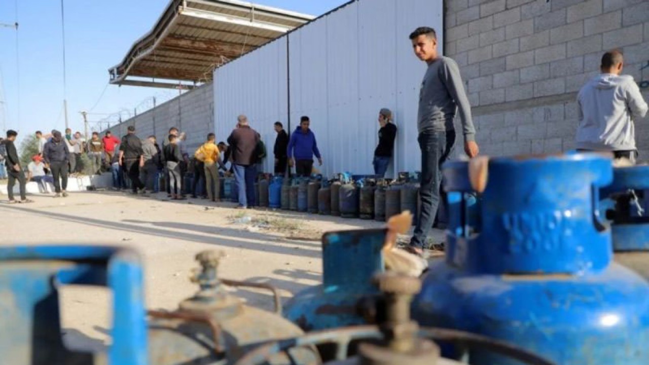 Sejumlah orang menunggu untuk mengisi tabung gas di Kota Rafah, Jalur Gaza selatan, Jumat (24/11/2023). ANTARA/Xinhua/Rizek Abdeljawad/am.