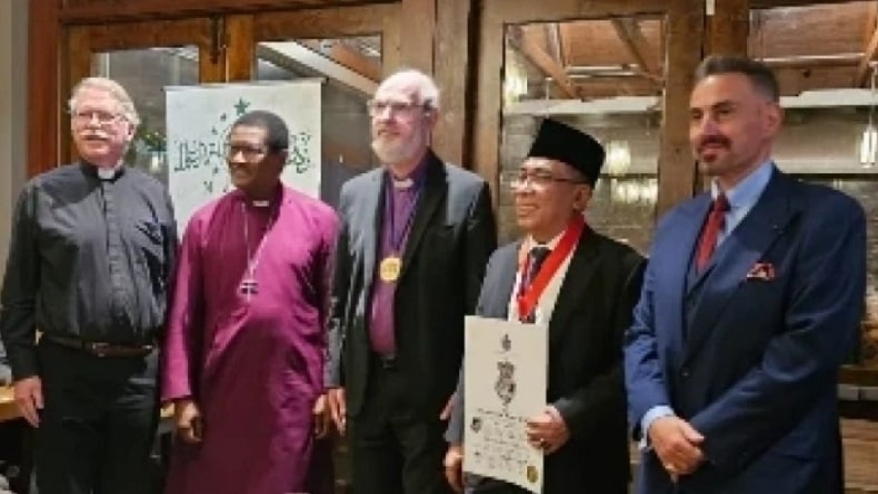 Ketua Umum PBNU KH Yahya Cholil Staquf berfoto bersama para tokoh Amerika Serikat usai berbicara di Univeristas Princeton, Amerika Serikat, Rabu (13/12/2023)/Foto: Ghufron Siroj