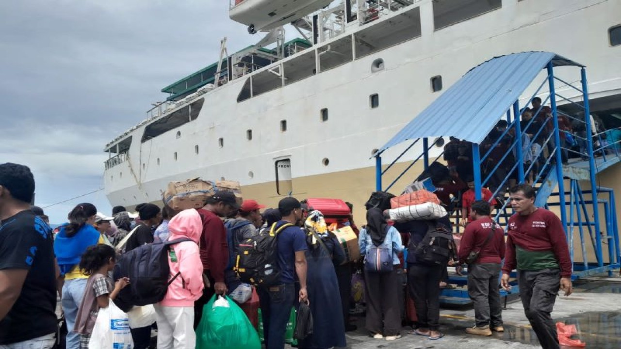 Aktivitas pelayaran antar-pulau di Pelabuhan Ahmad Yani Ternate, jelang Natal dan Tahun Baru 2023, Sabtu (9/12/2023). ANTARA/Abdul Fatah (Abdul Fatah)