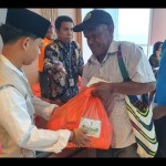Pemberian paket sembako kepada OAP Non Muslim yang bertempat Kantor Gubernur Papua, Rabu (20/12) (ANTARA/Qadri Pratiwi-1703060468