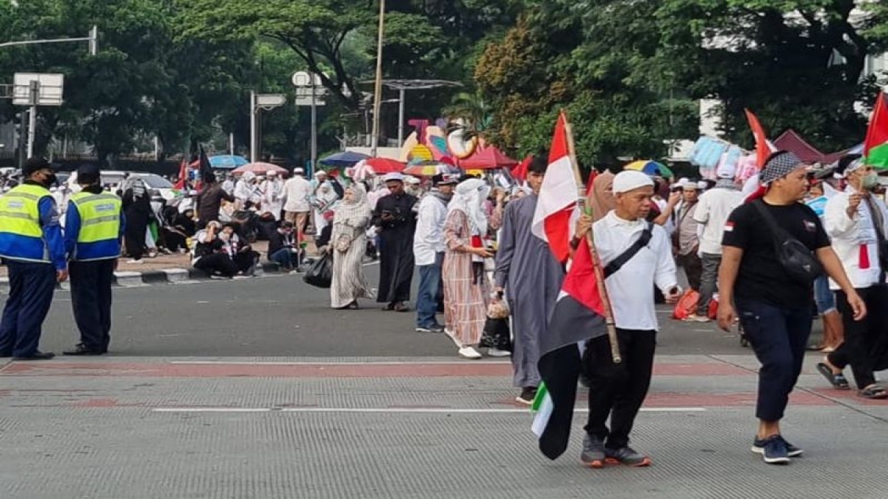 Peserta Munajat Kubro 212 mulai padati Kawasan Monumen Nasional di Jakarta Pusat, Sabtu (2/12/2023). (ANTARA/Hana Kinarina)