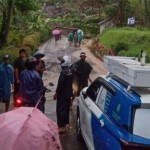 Petugas evakuasi keluarga terdampak tebing longsor di Banyumas-1701672174