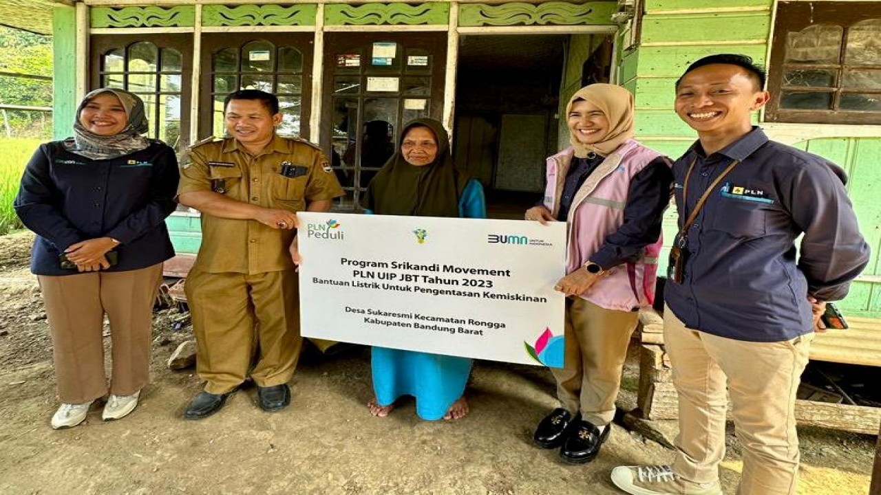 Srikandi atau pegawai perempuan PLN seluruh Indonesia menghadirkan listrik bagi warga prasejahtera secara gratis. Foto (Istimewa)