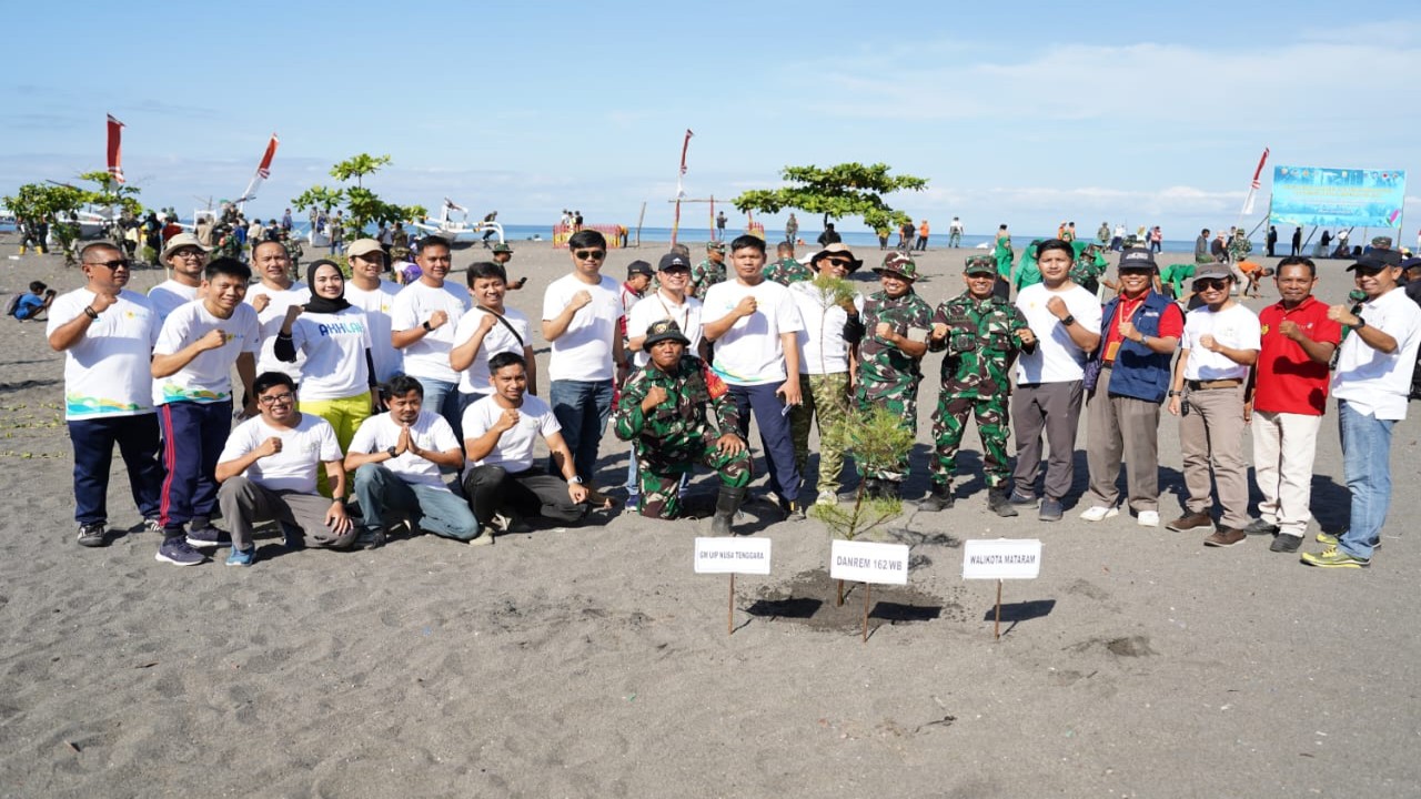 PLN UIP Nusra bersama Kodim 1606/Mataram dan Kelurahan Ampenan Selatan menggelar kegiatan penanaman pohon dan bersih pantai, Jumat 22 Desember 2023. Foto ( Istimewa)