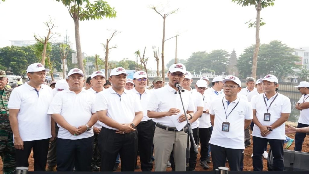 Pj Gubernur DKI Jakarta, Heru Budi Hartono memberikan sambutan pada Aksi Tanam Pohon PLN dan Pemprov DKI di bantaran Sungai Kalideres, Duri Kosambi, Cengkareng, Jakarta Barat/ist