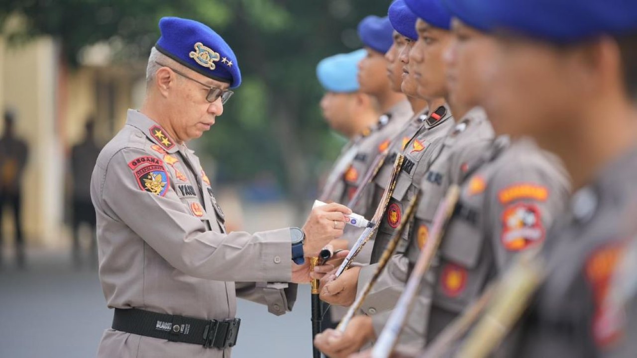 Kepala Korps Polairud Baharkam Polri Irjen Pol. M. Yassin Kosasih memimpin upacara PTDH 13 personel Polairud itu di Lapangan Apel Mako Ditpolair Korpolairud Baharkam Polri, Jakarta, Jumat (29/12/2023). (Istimewa)